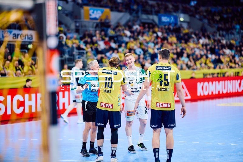 Spieler unterhalten sich während einer Spielunterbrechung