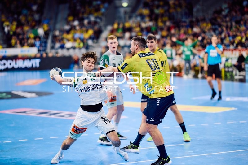 Ein Spieler von Frisch Auf Göppingen versucht einen Wurf unter Druck eines Abwehrspielers der Rhein-Neckar Löwen.