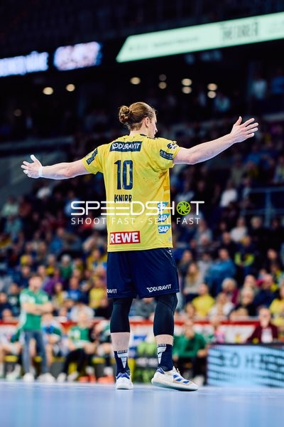 Ein Spieler der Rhein-Neckar Löwen, Juri Knorr, breitet die Arme während des Spiels aus.