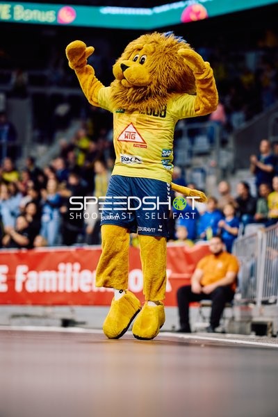 Das Maskottchen der Rhein-Neckar Löwen interagiert mit den Fans.