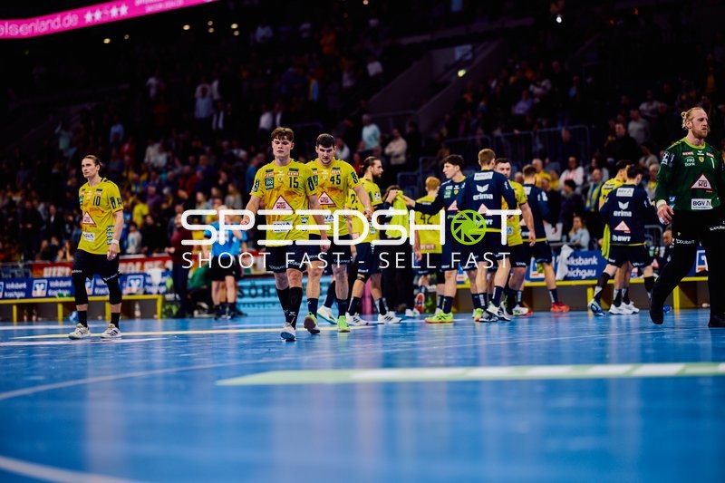 Spieler betreten das Spielfeld