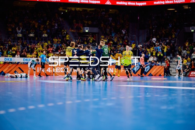 Spieler der Rhein-Neckar Löwen feiern auf dem Spielfeld.