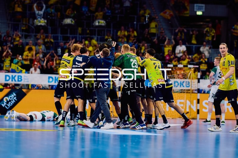 Feier der Rhein-Neckar Löwen Spieler auf dem Spielfeld.