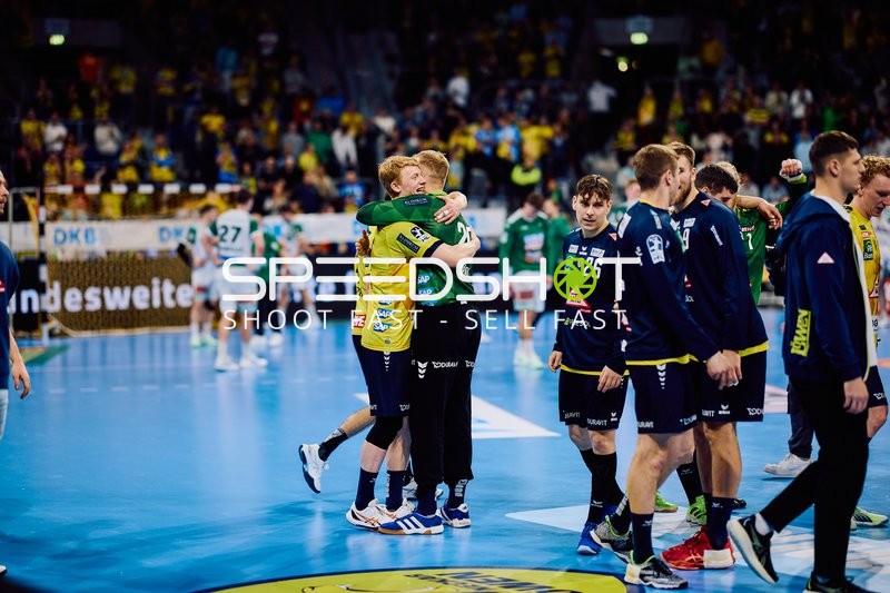 Nach dem Spiel umarmen sich Spieler und Trainer beider Teams.