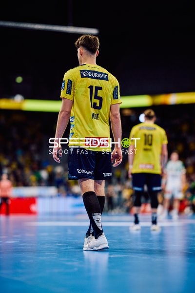 Spieler bewegen sich über das Spielfeld.