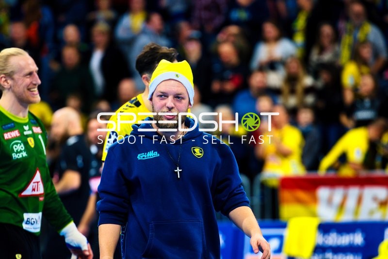 Ein Trainer der Rhein-Neckar Löwen ist am Spielfeldrand zu sehen.