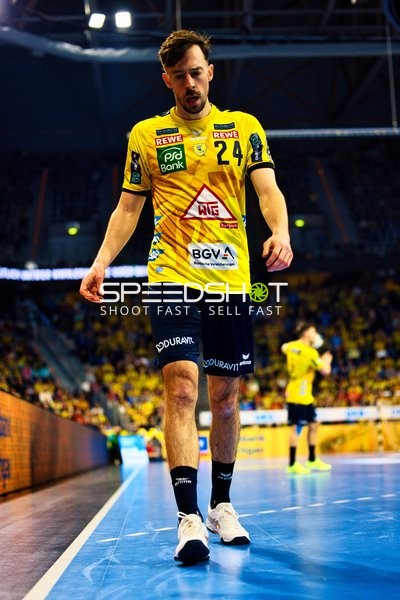 Ein Spieler der Rhein-Neckar Löwen geht auf dem Spielfeld.