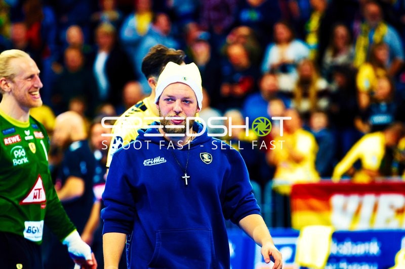 Spielervorbereitung oder Teamaktivität am Spielfeldrand