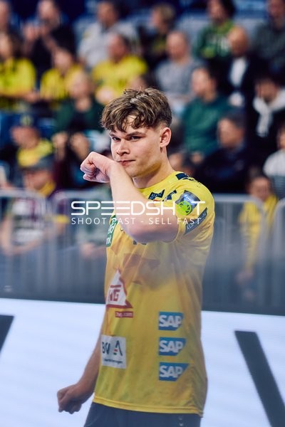 Ein Spieler der Rhein Neckar Löwen wischt sich den Schweiß ab.