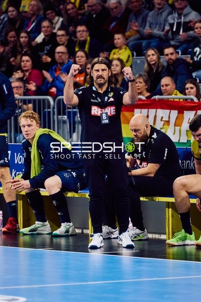 Trainer und Spieler der Rhein-Neckar Löwen unterstützen ihr Team von der Bank aus.