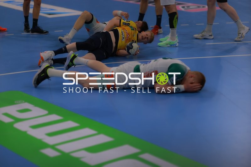 Zwei Spieler liegen nach einem Zweikampf auf dem Boden.