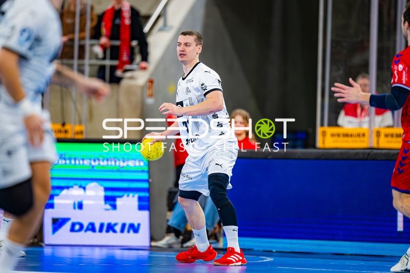 Elias Skipagotu von THW Kiel hat den Ball und bereitet einen Pass vor.