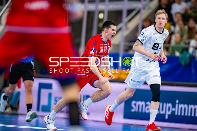 Ein Spieler von SG BBM Bietigheim ist im Angriff, während Eric Johansson von THW Kiel in der Verteidigung ist.