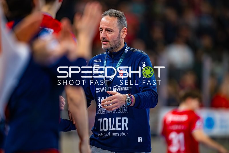 Der Trainer spricht zu seinem Team.