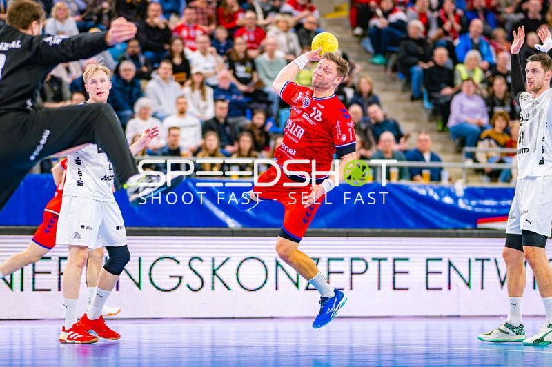 Spieler von SG BBM Bietigheim springt zum Wurf.