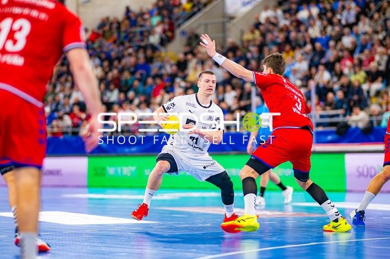 Spieler von THW Kiel versucht, den Ball zu passen oder zu werfen.