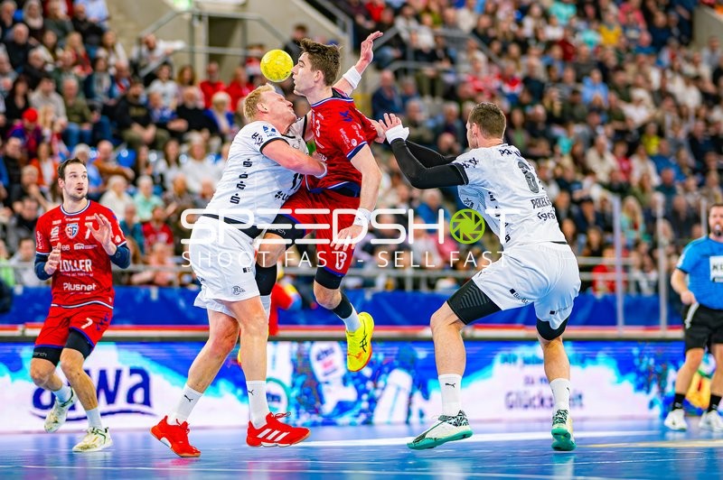 Dominik Claus von SG BBM Bietigheim führt einen Sprungwurf aus.