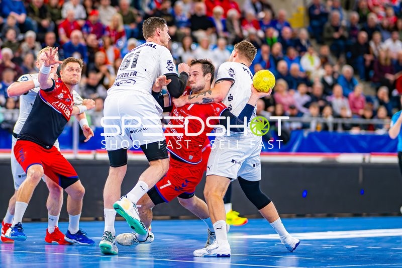 Fabian Wiederstein versucht, sich gegen die Spieler von THW Kiel durchzusetzen.