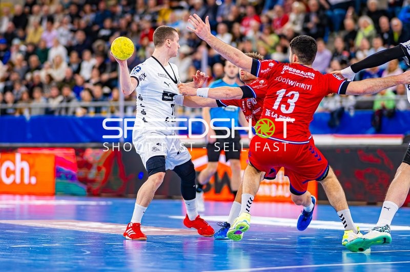 THW Kiel Spieler mit Nummer 6 versucht einen Pass zu machen, während SG BBM Bietigheim Spieler mit Nummer 13 verteidigt.