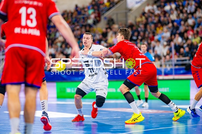 Spieler mit Ballkontrolle wird von einem Gegenspieler unter Druck gesetzt.