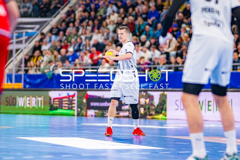 Ein Spieler von THW Kiel passt den Ball.