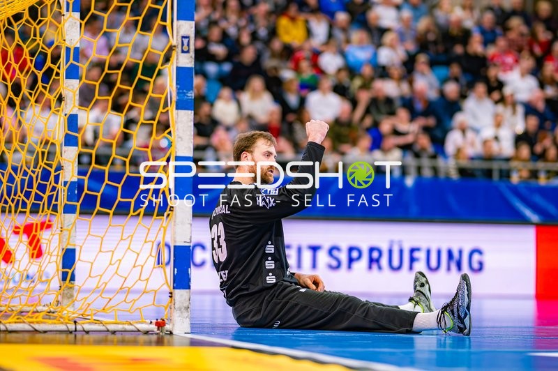 Torhüter auf dem Boden sitzend in Jubelpose