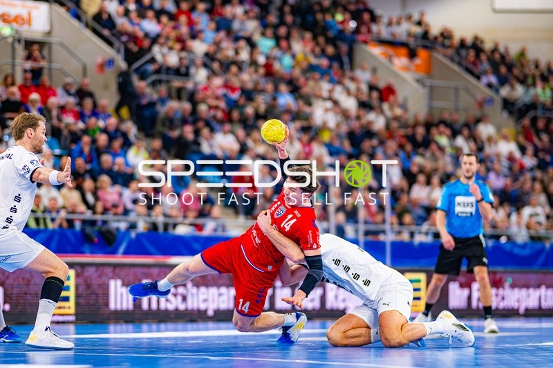 Ein Spieler von SG BBM Bietigheim wird von einem Spieler von THW Kiel in einem Zweikampf am Boden gehalten.