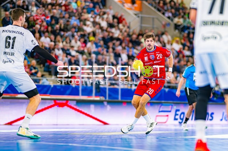 Paco Barthe von SG BBM Bietigheim führt den Ball Richtung Tor, während er von Hendrik Pekeler von THW Kiel verteidigt wird.