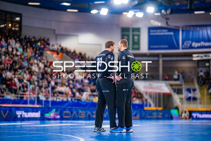 Besprechung zwischen zwei Teammitgliedern auf dem Spielfeld.