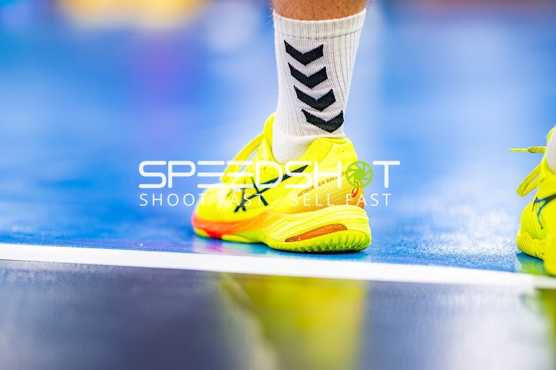 Nahaufnahme eines Handballspielers auf dem Spielfeld