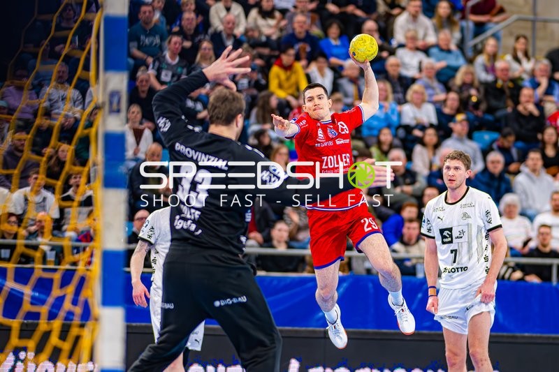 Ein Spieler von SG BBM Bietigheim (Nr. 26) springt zum Wurf, während der Torwart von THW Kiel (Nr. 33) den Ball abzuwehren versucht. Magnus Landin (Nr. 7) von THW Kiel beobachtet das Geschehen.