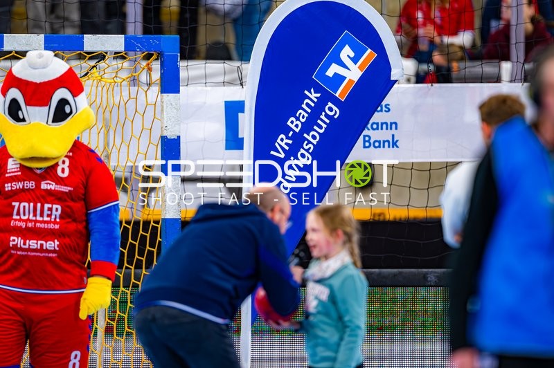 Interaktion mit einem Maskottchen am Spielfeldrand