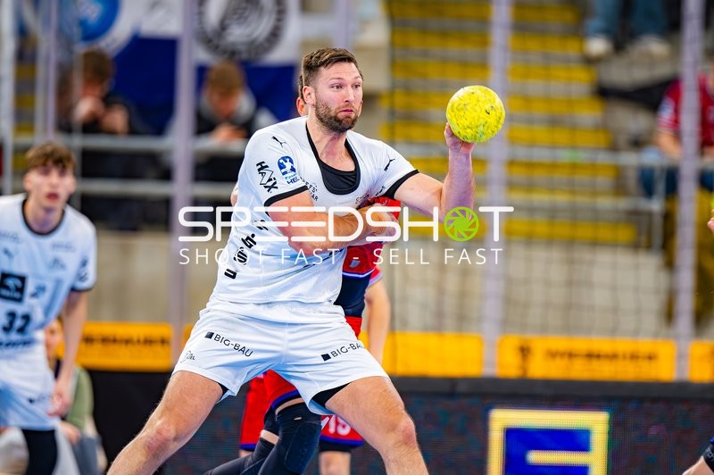 Harald Reinkind von THW Kiel bereitet sich darauf vor, den Ball zu passen oder einen Wurf auszuführen.