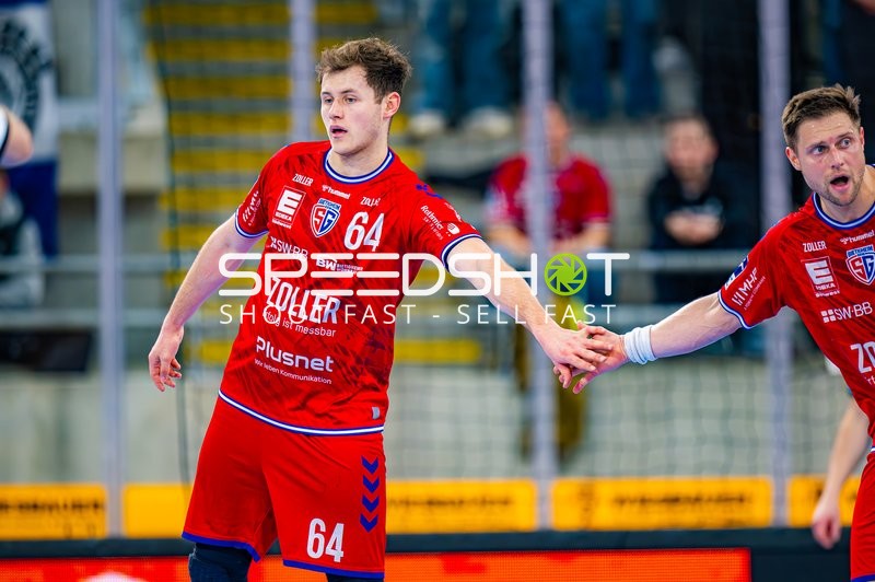 Spieler begrüßen sich nach einem Torerfolg.