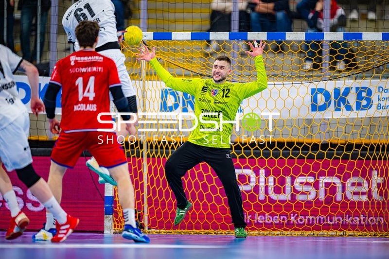 Torwurf auf das Tor von SG BBM Bietigheim