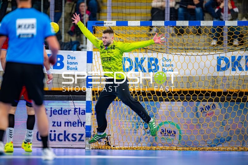 Torhüter von SG BBM Bietigheim versucht einen Wurf abzuwehren.
