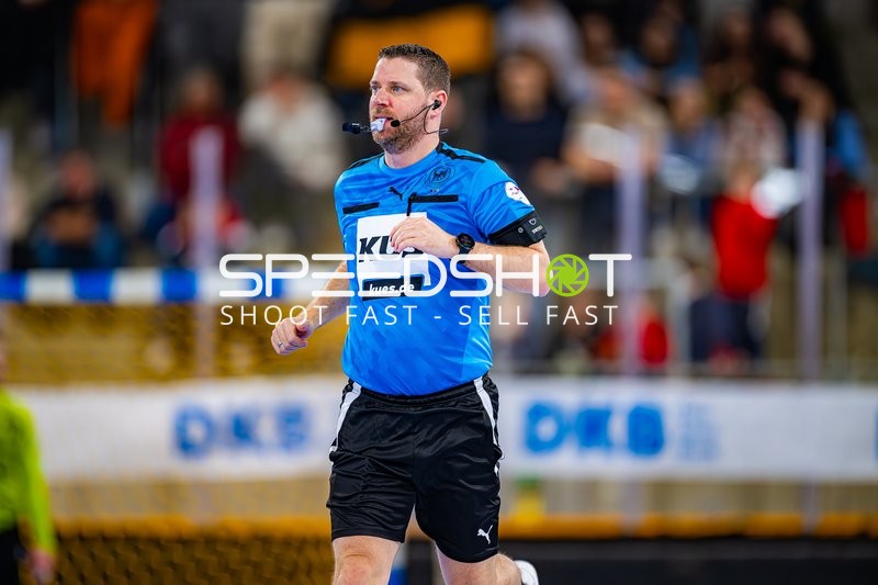 Schiedsrichter läuft zurück zum Spielfeldzentrum