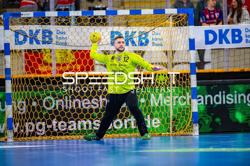 Der Torwart bereitet sich auf einen Wurf vor.