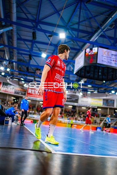 Spieler von SG BBM Bietigheim beobachtet das Spielgeschehen.