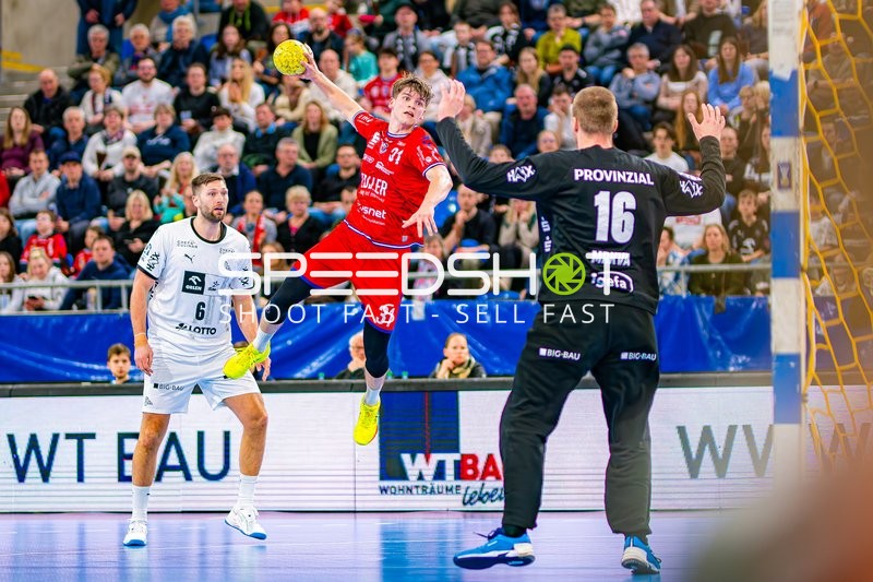 Ein Wurfversuch von Alexander Pfeifer von SG BBM Bietigheim wird von Torwart Tomáš Mrkva von THW Kiel abgewehrt, während Harald Reinkind von THW Kiel zuschaut.