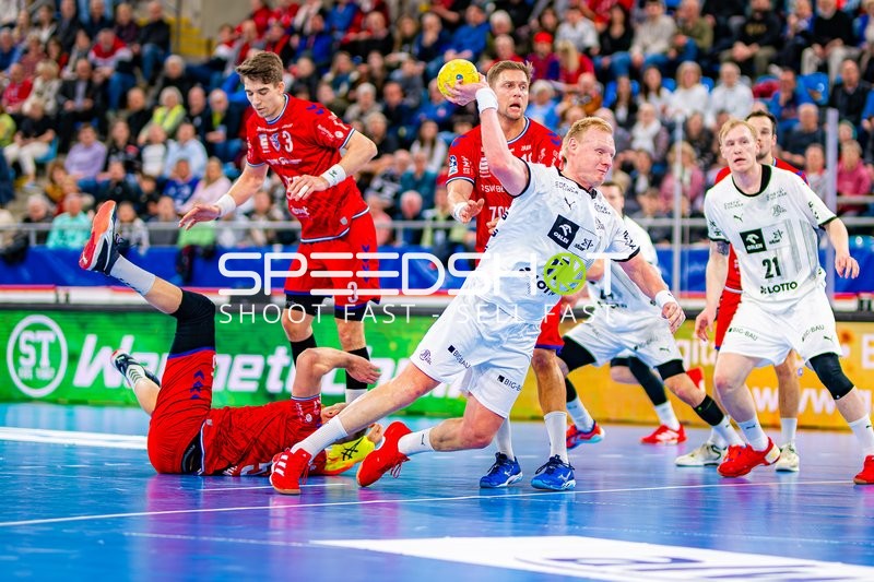 Dynamischer Angriff von THW Kiel mit Patrick Wiencek im Wurf