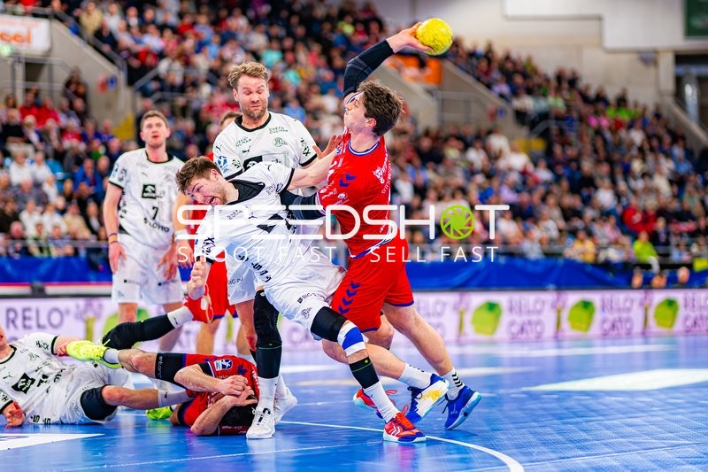 Zweikampf zwischen Spielern von THW Kiel und SG BBM Bietigheim