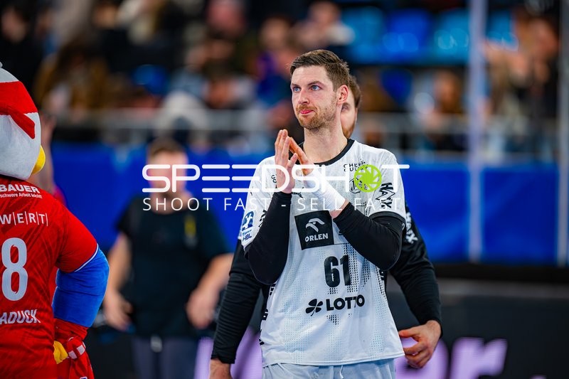 Spieler auf dem Spielfeld applaudiert.