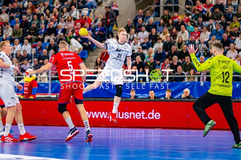 Ein Spieler von THW Kiel mit der Nummer 21 geht zum Wurf.