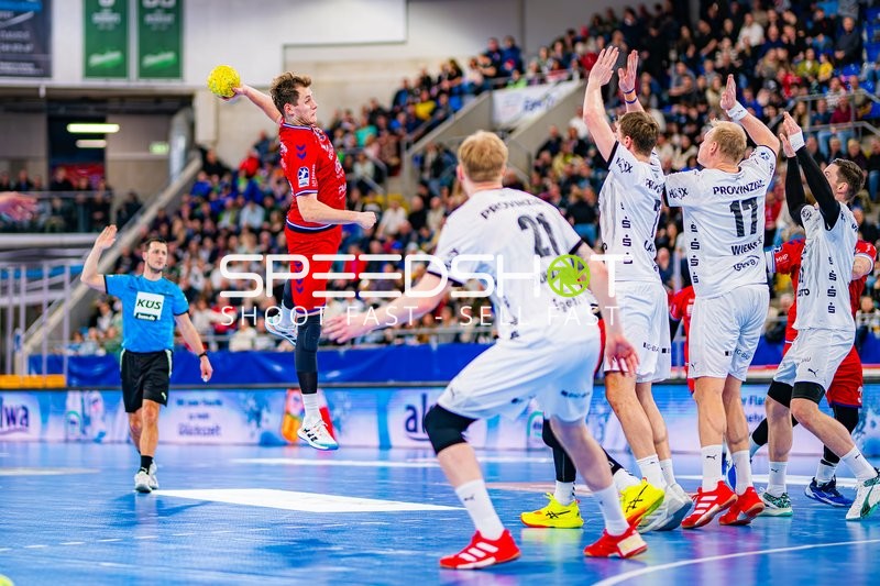 Wurfversuch von Dominik Claus von SG BBM Bietigheim gegen die Abwehr von THW Kiel.