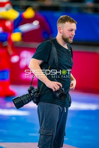 Ein Fotograf ist auf dem Spielfeld tätig.