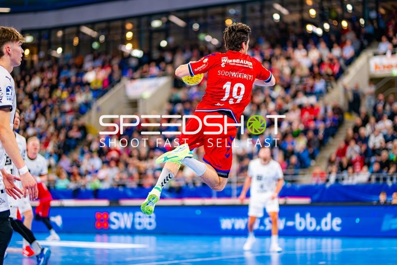 Ein Spieler von SG BBM Bietigheim ist im Sprung und wirft auf das Tor.