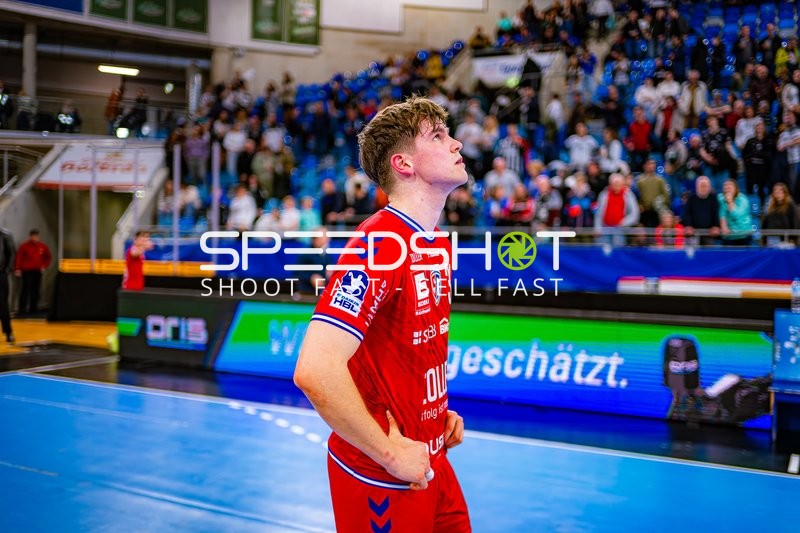 Ein Spieler von SG BBM Bietigheim schaut vom Spielfeldrand aus, möglicherweise auf das Spielgeschehen fokussiert.