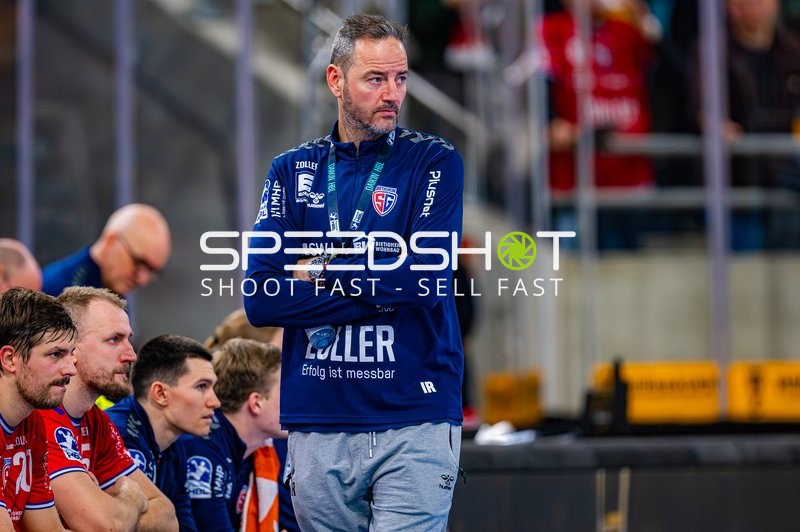 Trainer und Spieler auf der Bank während des Spiels