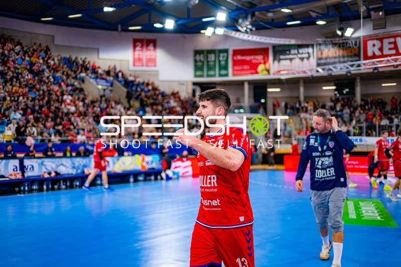 Spieler läuft auf dem Spielfeld